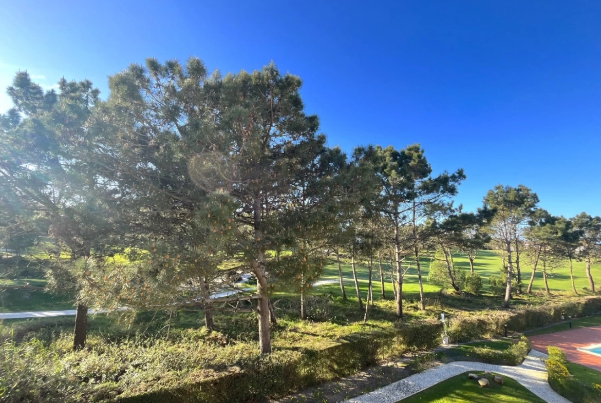 Apartamento T3 com terraço e vista para o golf no Praia d’el Rey Beach & Golf Resort, junto às praias do Baleal