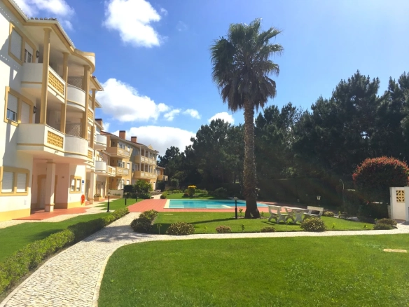 Apartamento T3 com terraço e vista para o golf no Praia d’el Rey Beach & Golf Resort, junto às praias do Baleal