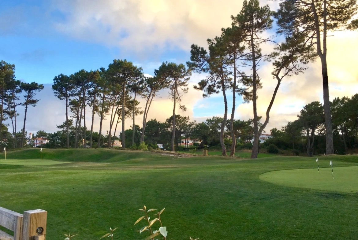 Apartamento T3 com terraço e vista para o golf no Praia d’el Rey Beach & Golf Resort, junto às praias do Baleal