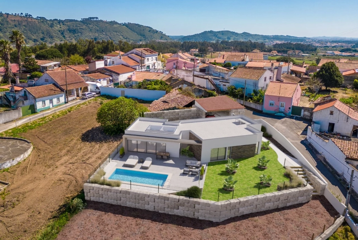 Moradia térrea de 4 Quartos com Jardim, Piscina e Garagem na Serra do Bouro, a 5 Km da praia de São Martinho do Porto