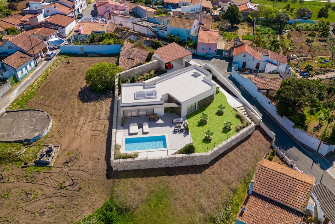 Moradia térrea de 4 Quartos com Jardim, Piscina e Garagem na Serra do Bouro, a 5 Km da praia de São Martinho do Porto