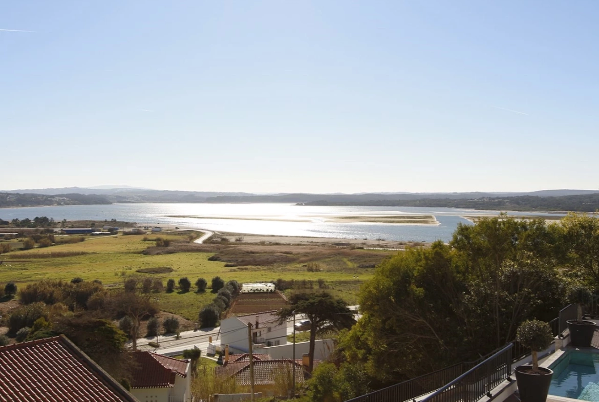 Moradia com vista soberba sobre a Lagoa de Óbidos com alvará para fins turísticos