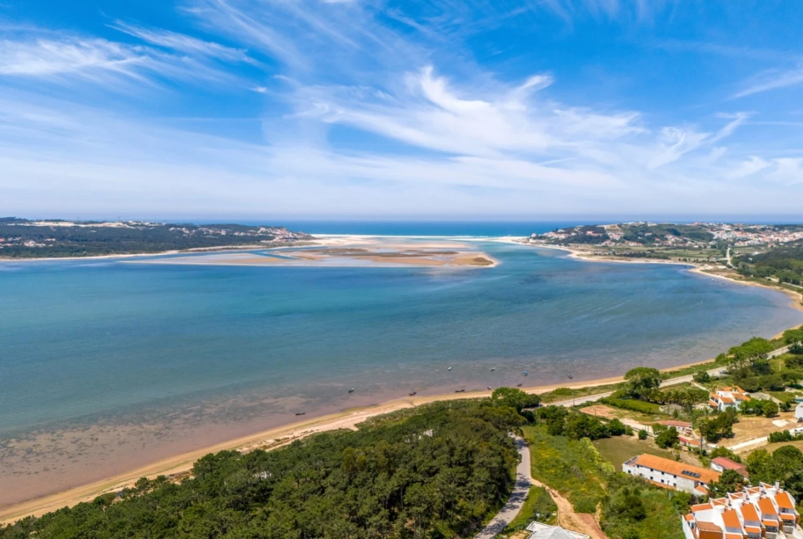 Moradia com vista soberba sobre a Lagoa de Óbidos com alvará para fins turísticos