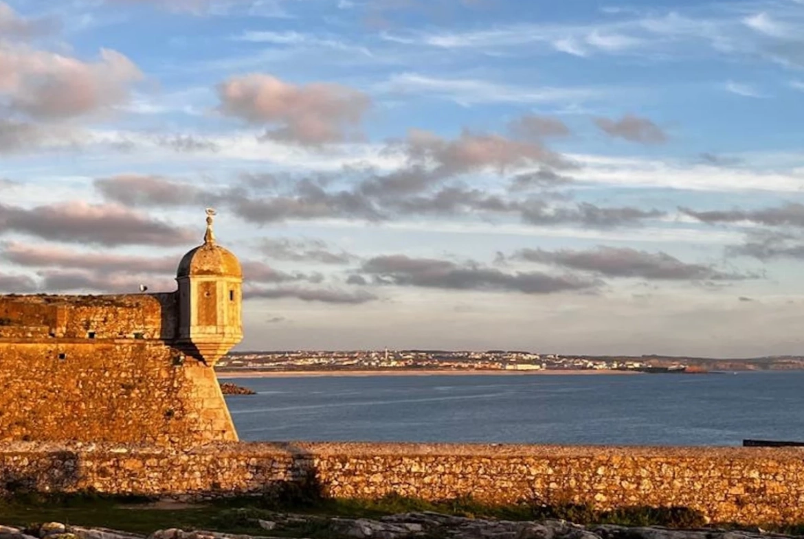 Espaço Versátil e Sofisticado para Investimento ou habitação em Peniche