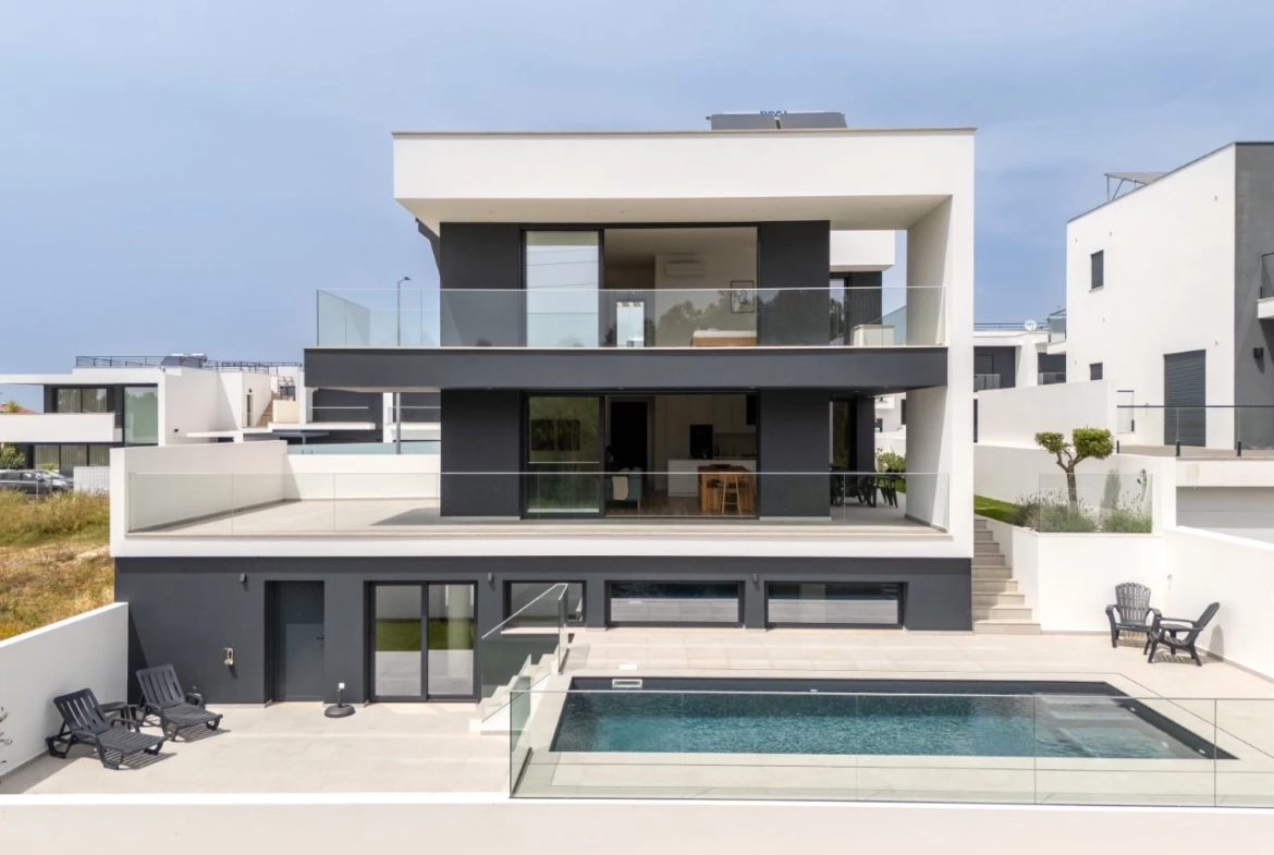 Moradia moderna com vista panorâmica de mar e perto de vários campos de golfe