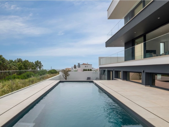 Moradia moderna com vista panorâmica de mar e perto de vários campos de golfe