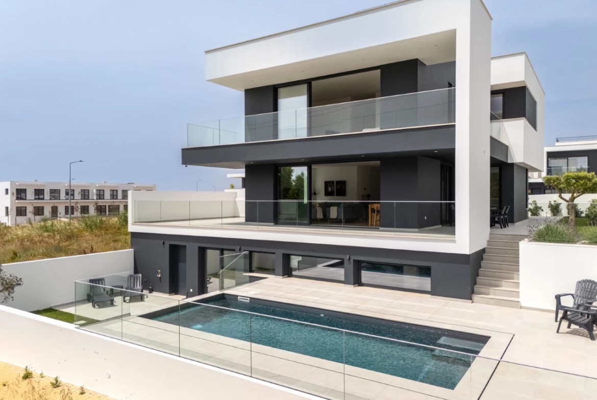 Moradia moderna com vista panorâmica de mar e perto de vários campos de golfe