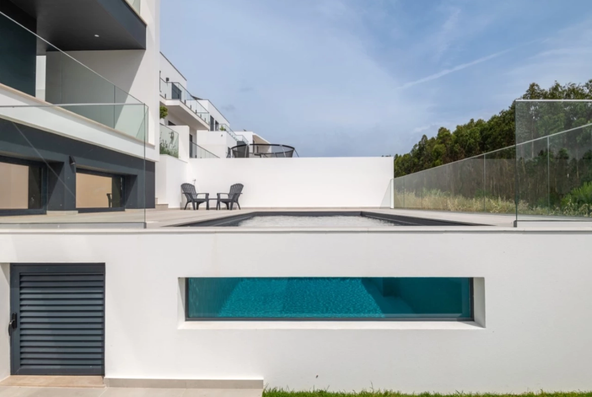 Moradia moderna com vista panorâmica de mar e perto de vários campos de golfe