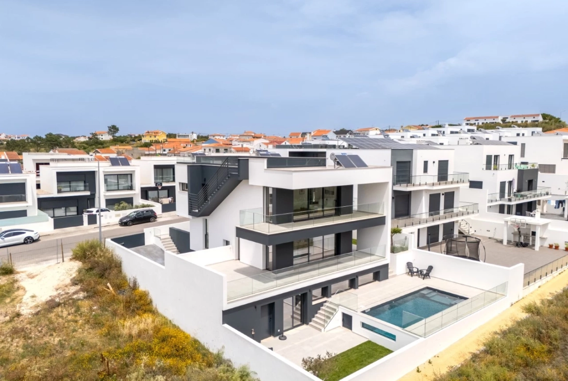 Moradia moderna com vista panorâmica de mar e perto de vários campos de golfe