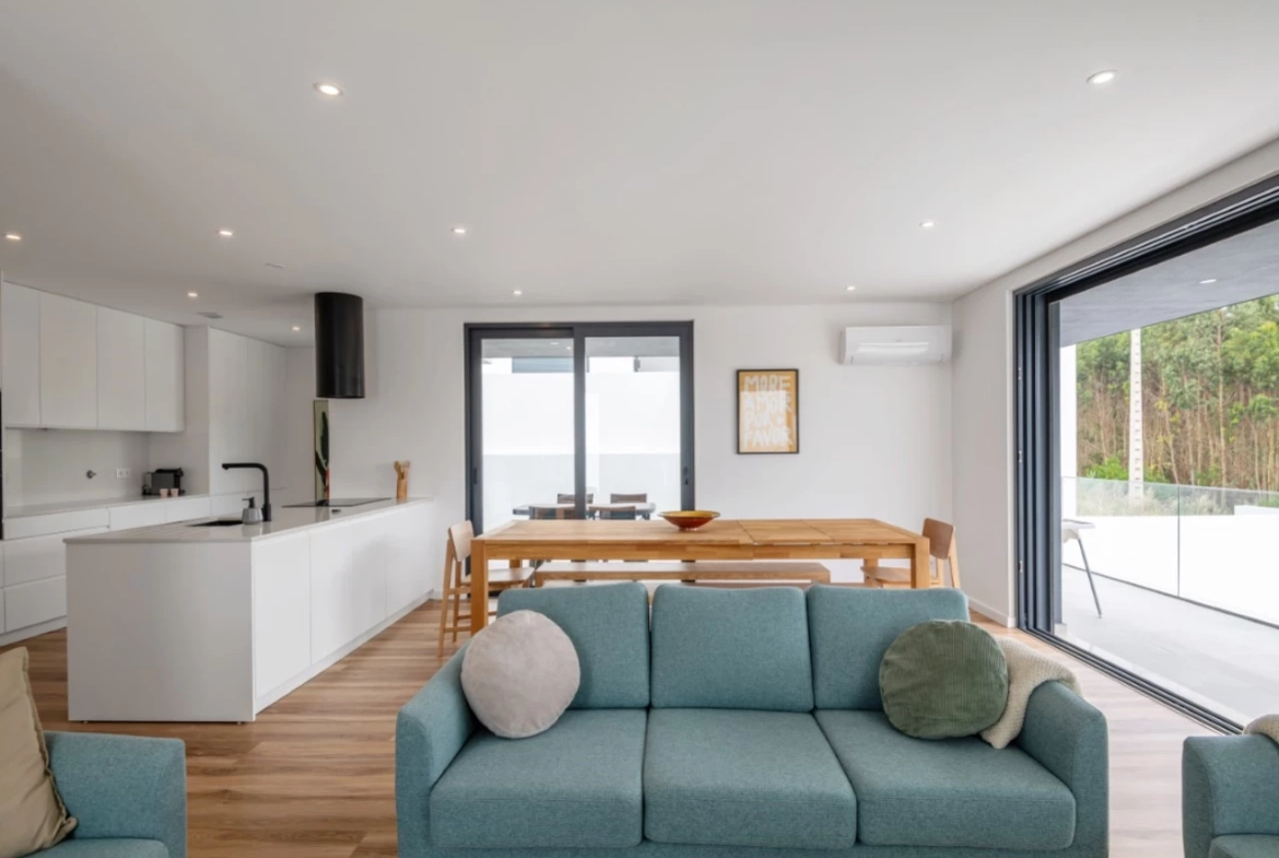 Moradia moderna com vista panorâmica de mar e perto de vários campos de golfe
