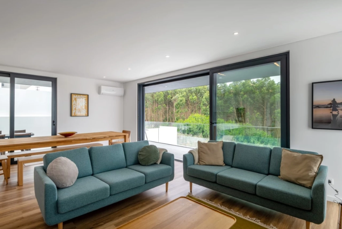 Moradia moderna com vista panorâmica de mar e perto de vários campos de golfe