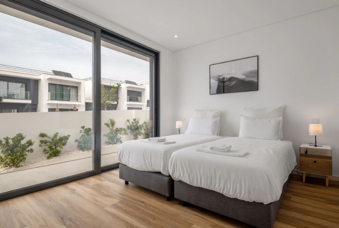 Moradia moderna com vista panorâmica de mar e perto de vários campos de golfe