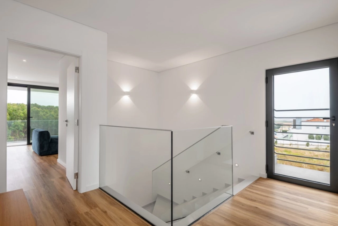 Moradia moderna com vista panorâmica de mar e perto de vários campos de golfe