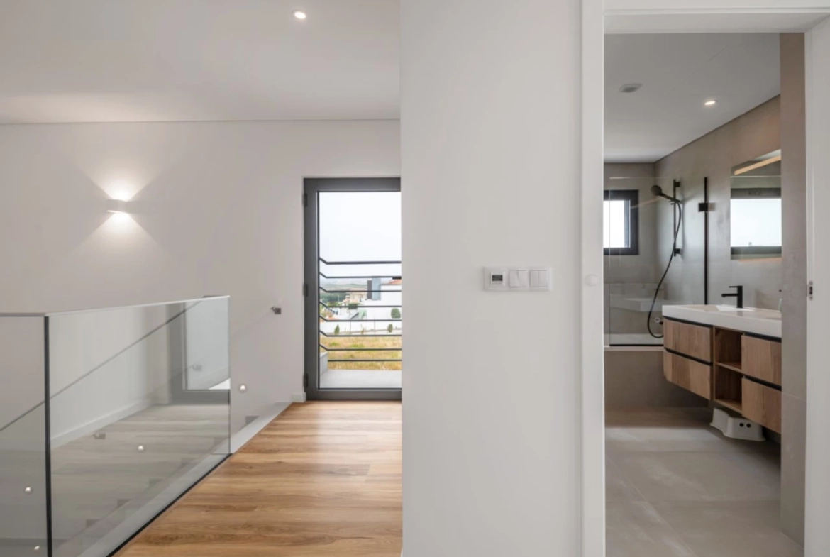 Moradia moderna com vista panorâmica de mar e perto de vários campos de golfe