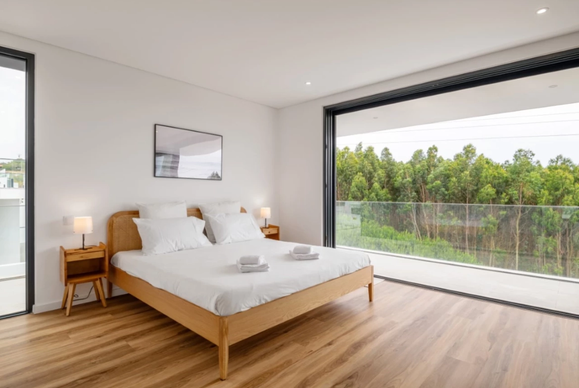 Moradia moderna com vista panorâmica de mar e perto de vários campos de golfe