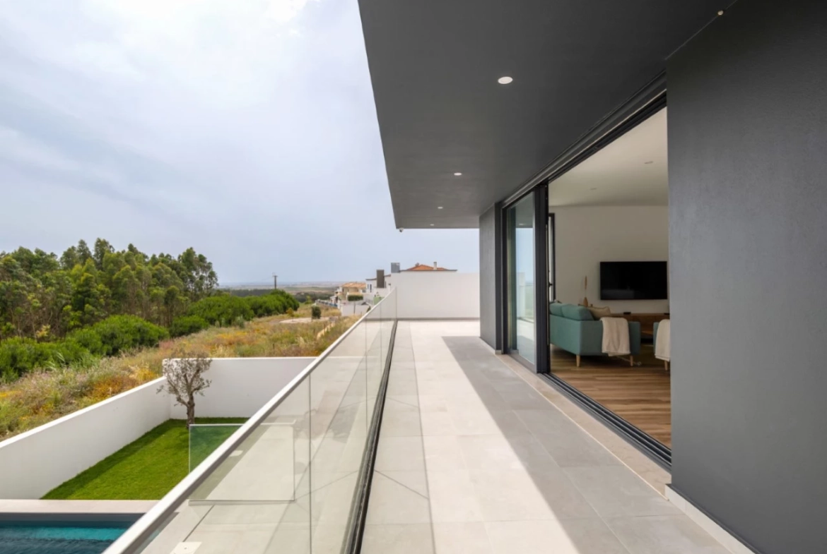 Moradia moderna com vista panorâmica de mar e perto de vários campos de golfe