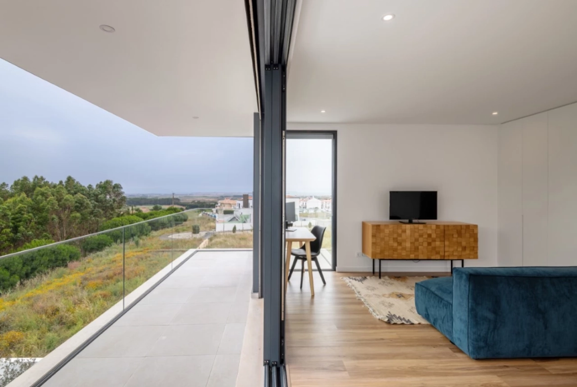 Moradia moderna com vista panorâmica de mar e perto de vários campos de golfe