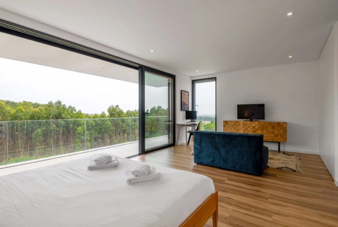Moradia moderna com vista panorâmica de mar e perto de vários campos de golfe