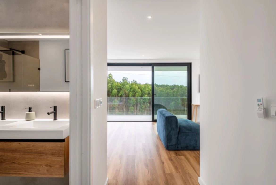Moradia moderna com vista panorâmica de mar e perto de vários campos de golfe