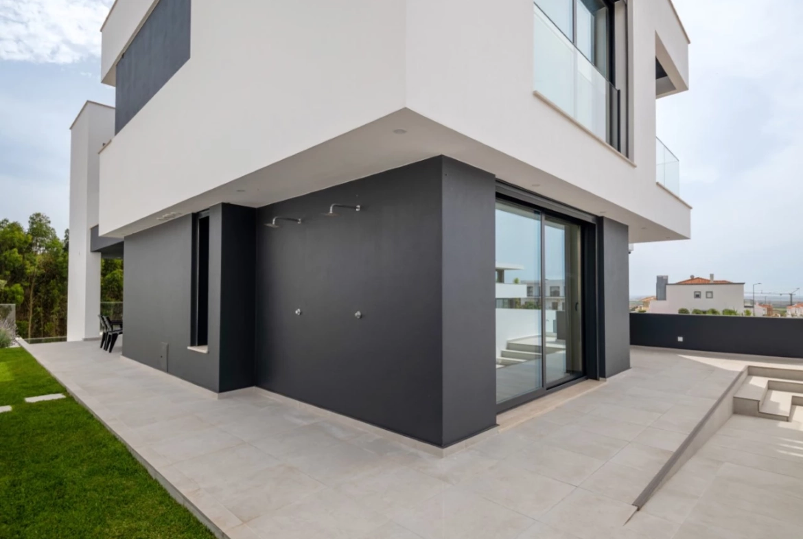 Moradia moderna com vista panorâmica de mar e perto de vários campos de golfe