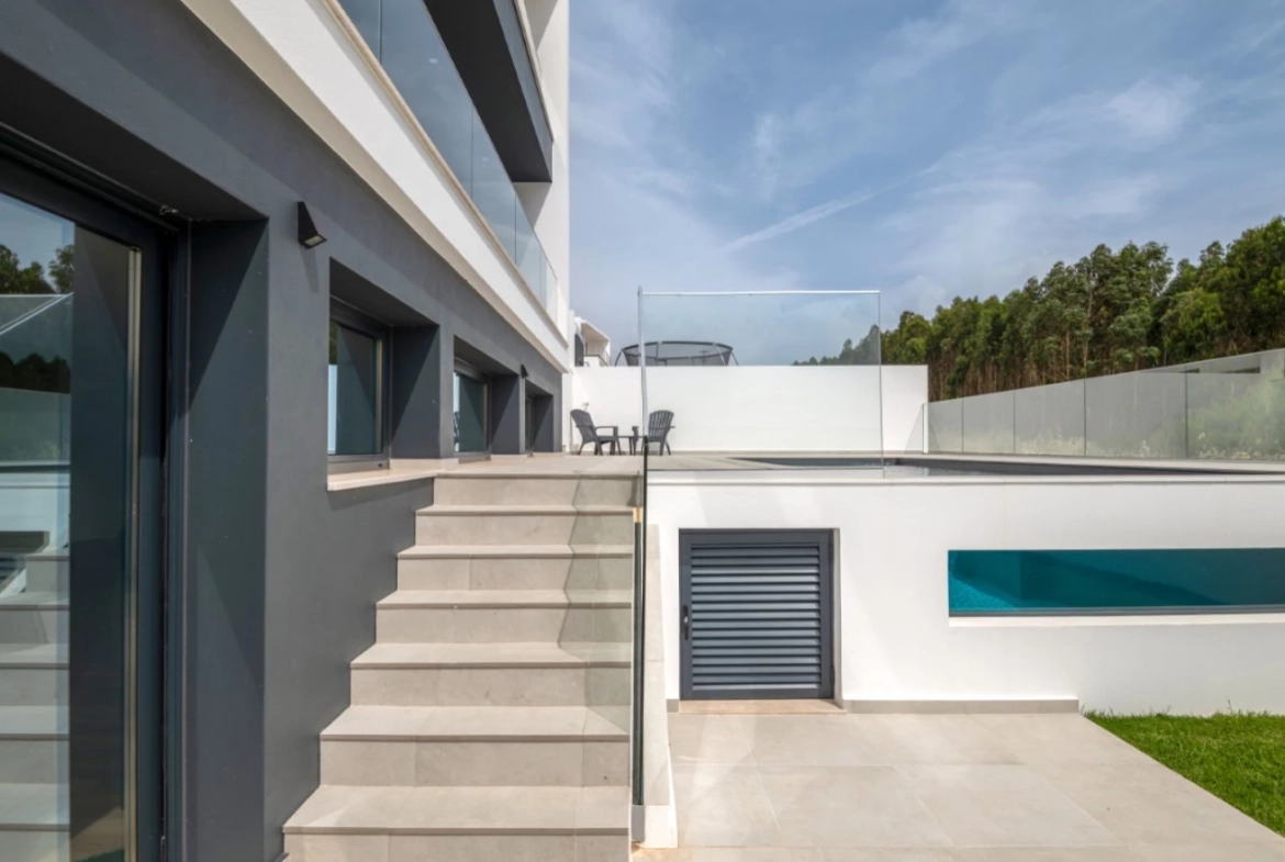 Moradia moderna com vista panorâmica de mar e perto de vários campos de golfe