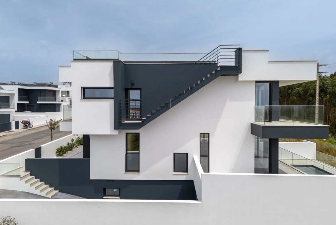 Moradia moderna com vista panorâmica de mar e perto de vários campos de golfe