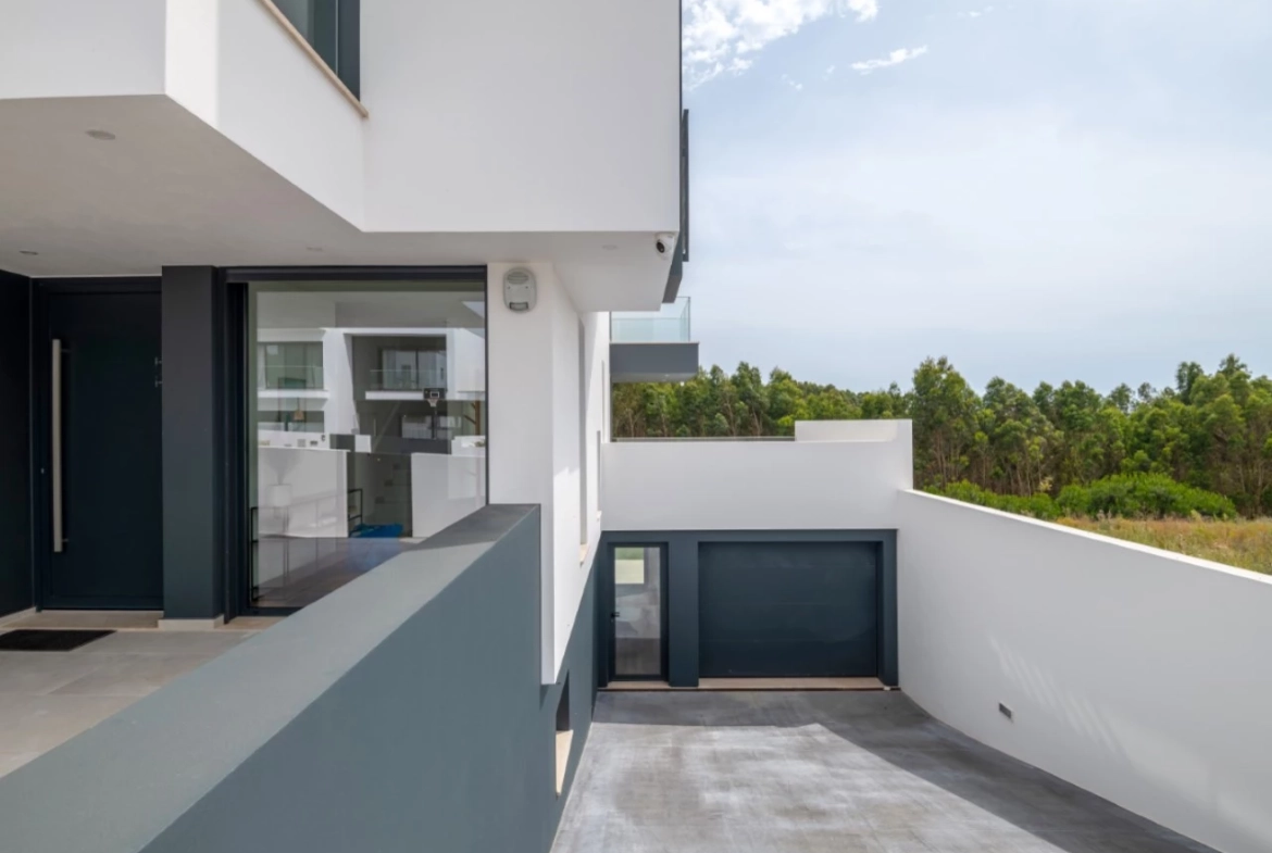 Moradia moderna com vista panorâmica de mar e perto de vários campos de golfe
