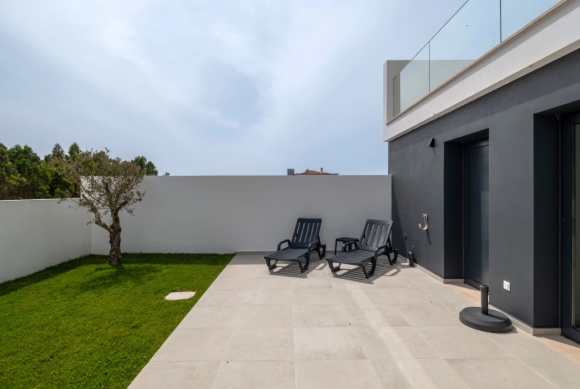 Moradia moderna com vista panorâmica de mar e perto de vários campos de golfe