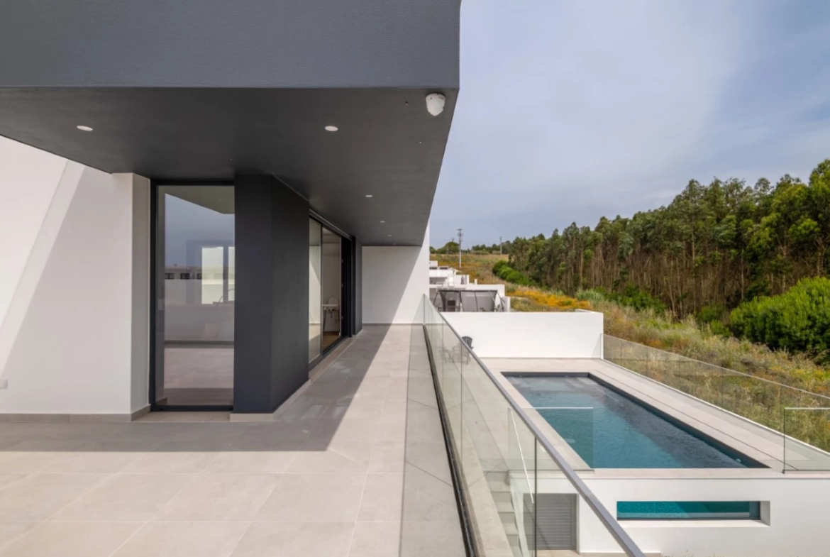 Moradia moderna com vista panorâmica de mar e perto de vários campos de golfe