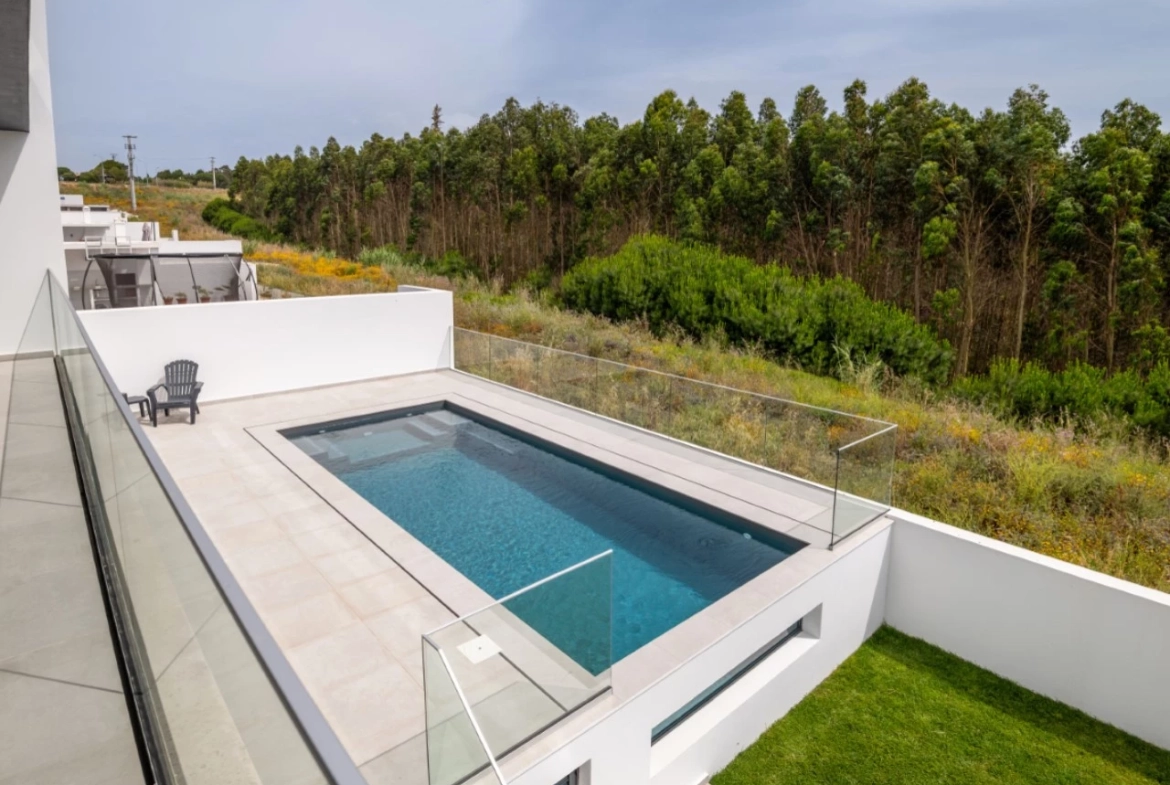 Moradia moderna com vista panorâmica de mar e perto de vários campos de golfe