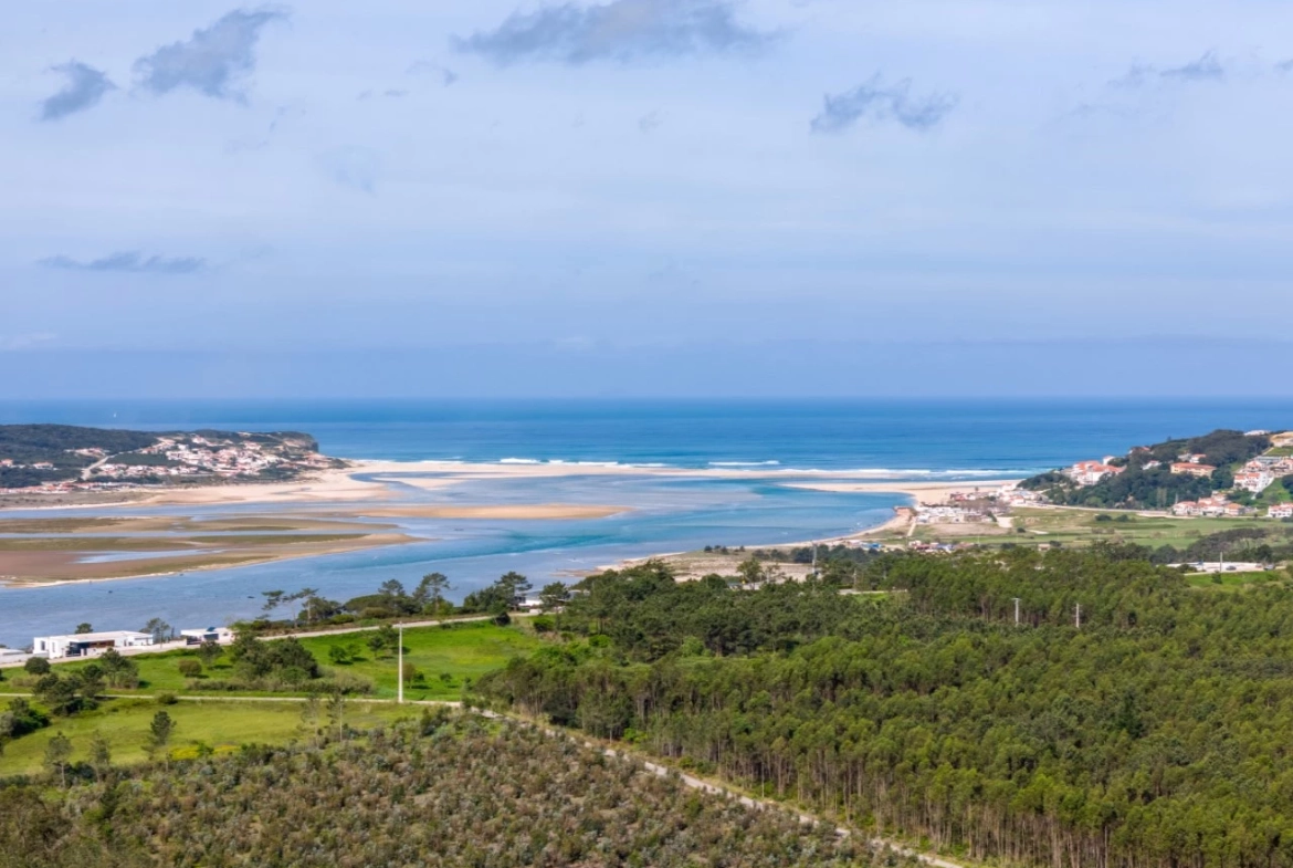 Moradias entre o mar e o campo com vistas desafogadas