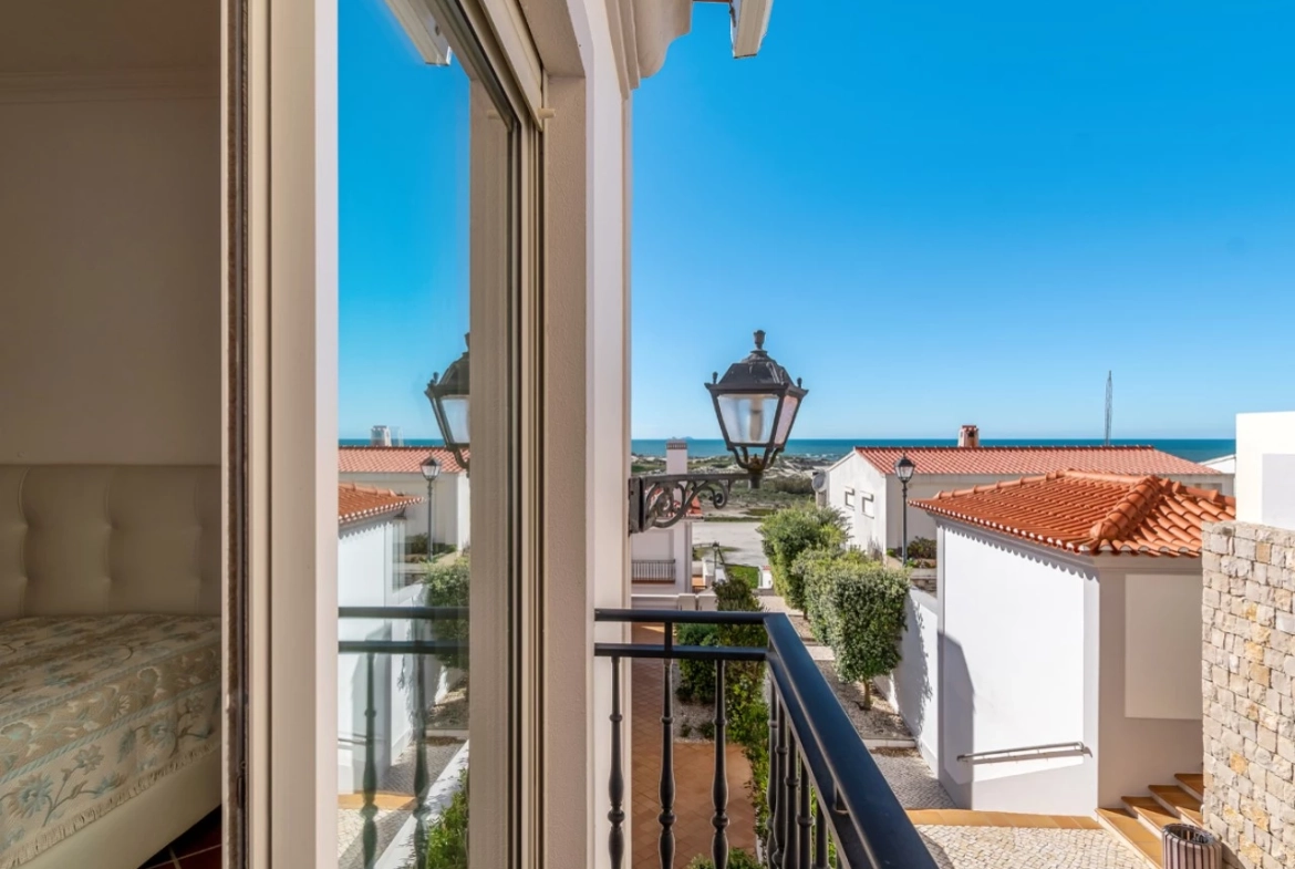 Moradia em Banda com 3 quartos e lugar de garagem junto à beira mar, no Praia d’El Rey Beach & Golf Resort, perto das Praias de Peniche