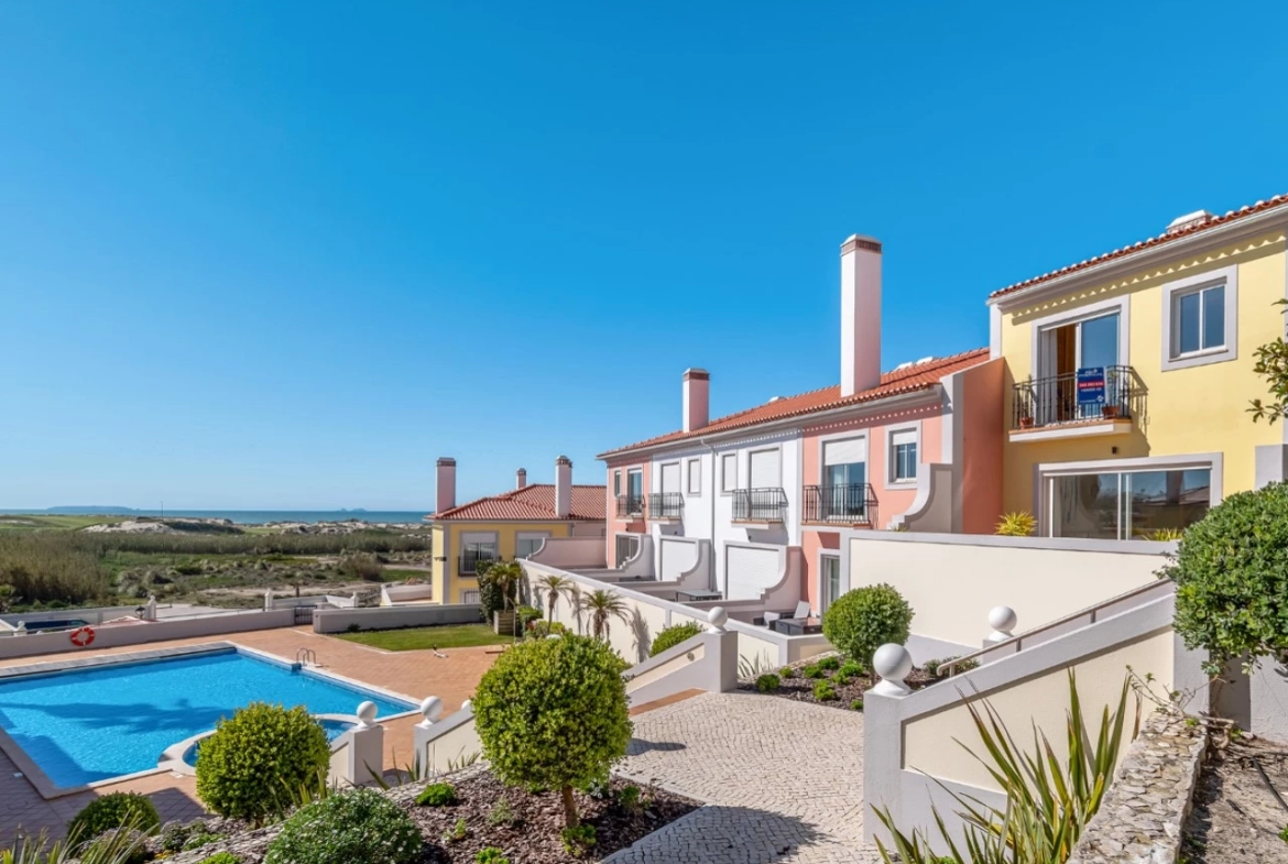Moradia em Banda com 3 quartos e lugar de garagem junto à beira mar, no Praia d’El Rey Beach & Golf Resort, perto das Praias de Peniche