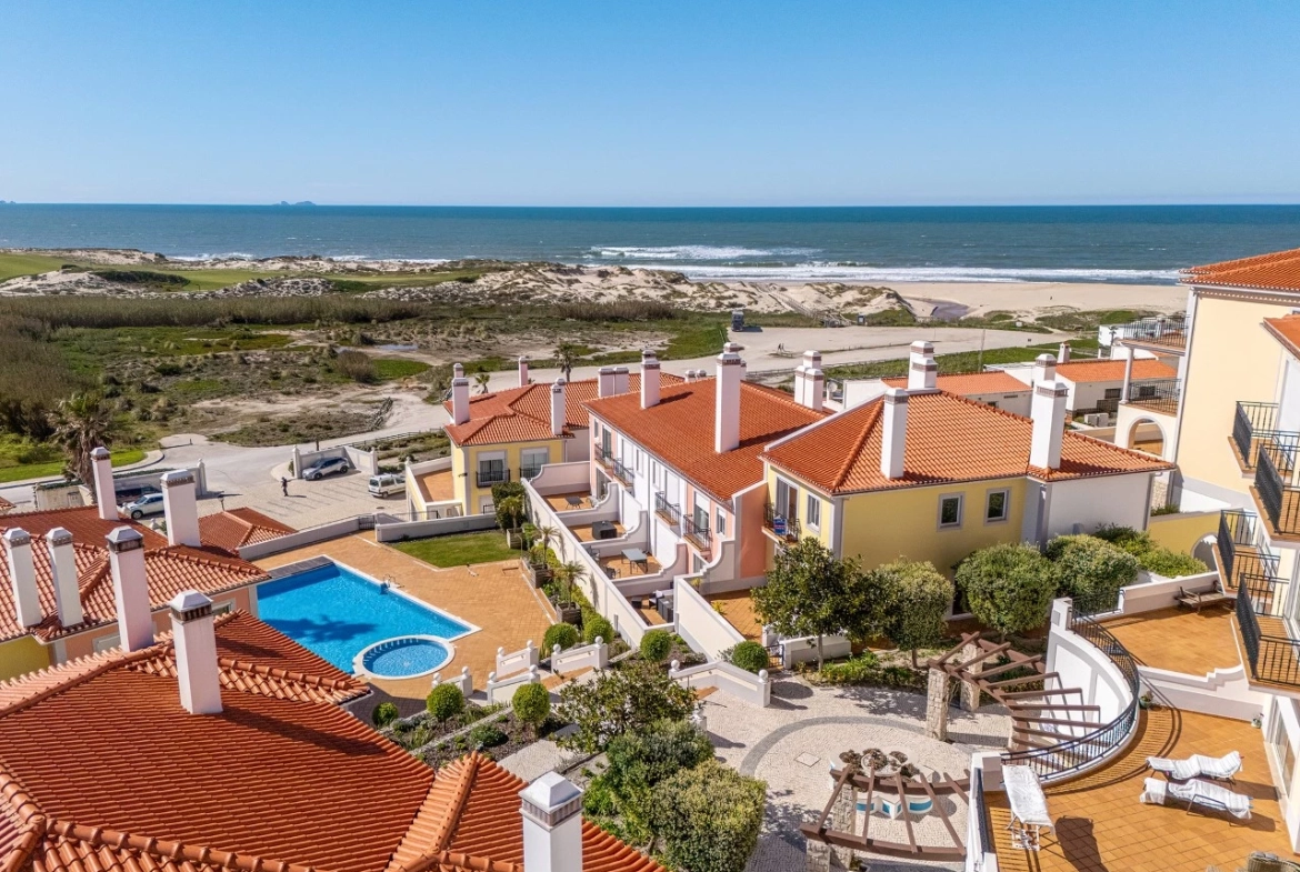 Moradia em Banda com 3 quartos e lugar de garagem junto à beira mar, no Praia d’El Rey Beach & Golf Resort, perto das Praias de Peniche