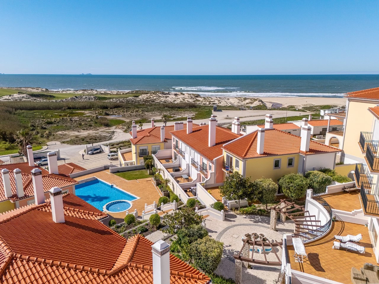 ID0fc69701-0000-0500-0000-0000154a0b0e.jpg Moradia em Banda com 3 quartos e lugar de garagem junto à beira mar, no Praia d’El Rey Beach & Golf Resort, perto das Praias de Peniche