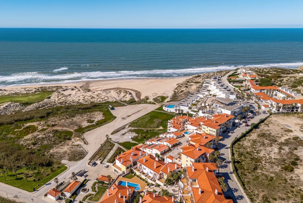 Moradia em Banda com 3 quartos e lugar de garagem junto à beira mar, no Praia d’El Rey Beach & Golf Resort, perto das Praias de Peniche