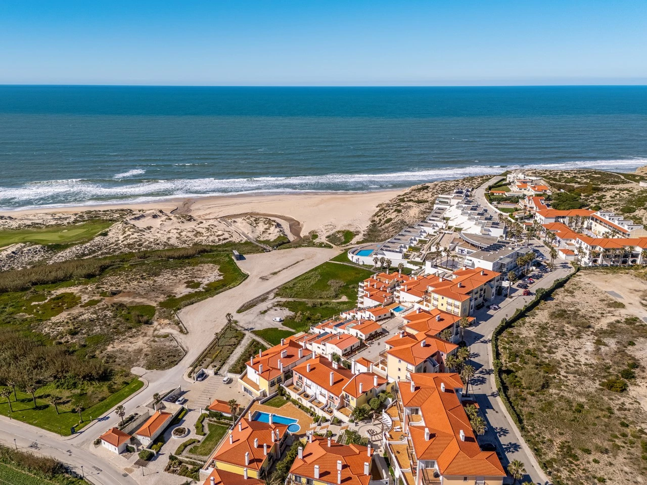 ID0fc69701-0000-0500-0000-0000154a0b11.jpg Moradia em Banda com 3 quartos e lugar de garagem junto à beira mar, no Praia d’El Rey Beach & Golf Resort, perto das Praias de Peniche