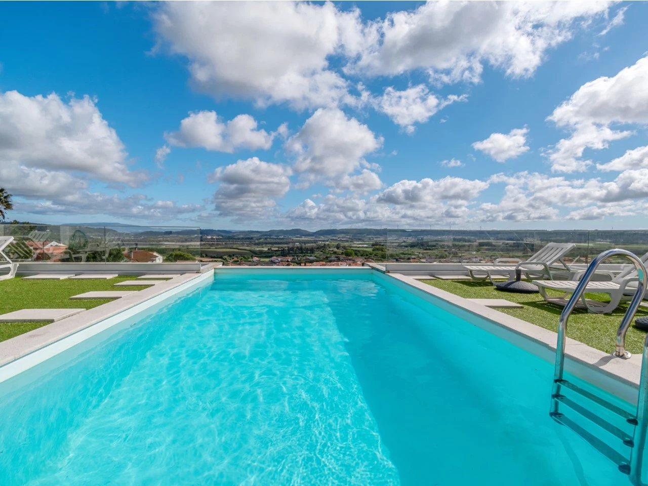 ID535f9a01-0000-0500-0000-0000157a0849.jpg Moradia bifamiliar com duas frações T2, rooftop com piscina e uma vista para a Serra do Montejunto