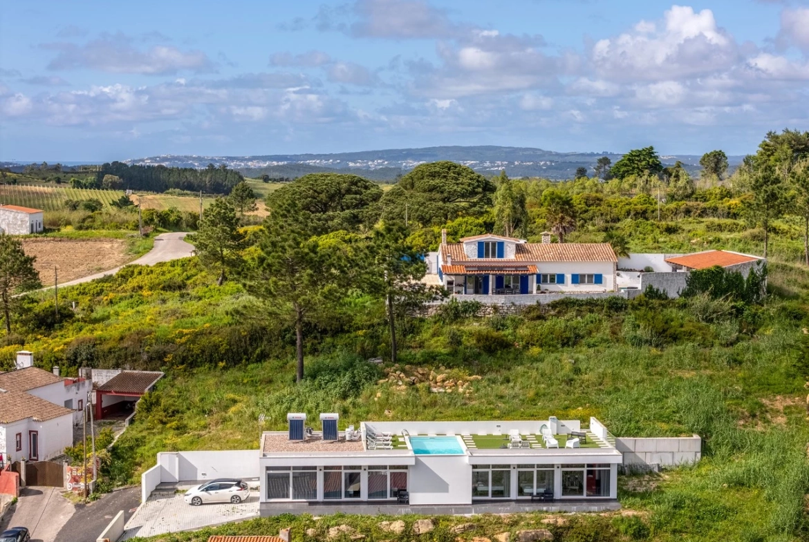 Moradia bifamiliar com duas frações T2, rooftop com piscina e uma vista para a Serra do Montejunto
