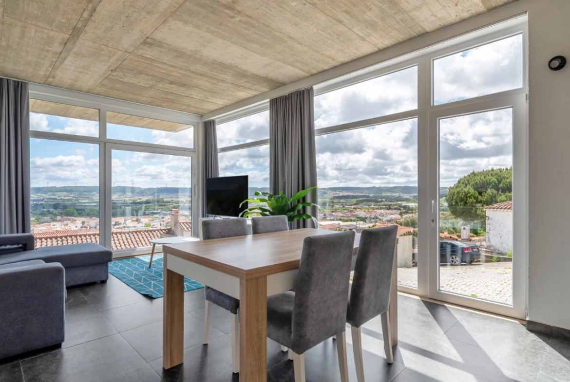 Moradia bifamiliar com duas frações T2, rooftop com piscina e uma vista para a Serra do Montejunto
