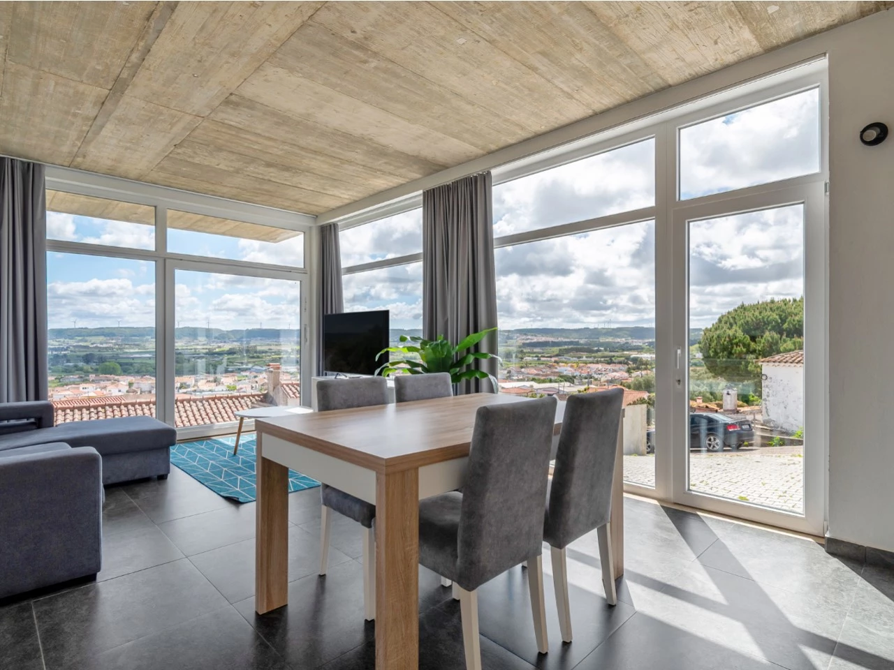 ID535f9a01-0000-0500-0000-0000157a084c.jpg Moradia bifamiliar com duas frações T2, rooftop com piscina e uma vista para a Serra do Montejunto