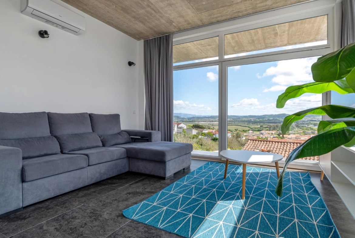 Moradia bifamiliar com duas frações T2, rooftop com piscina e uma vista para a Serra do Montejunto
