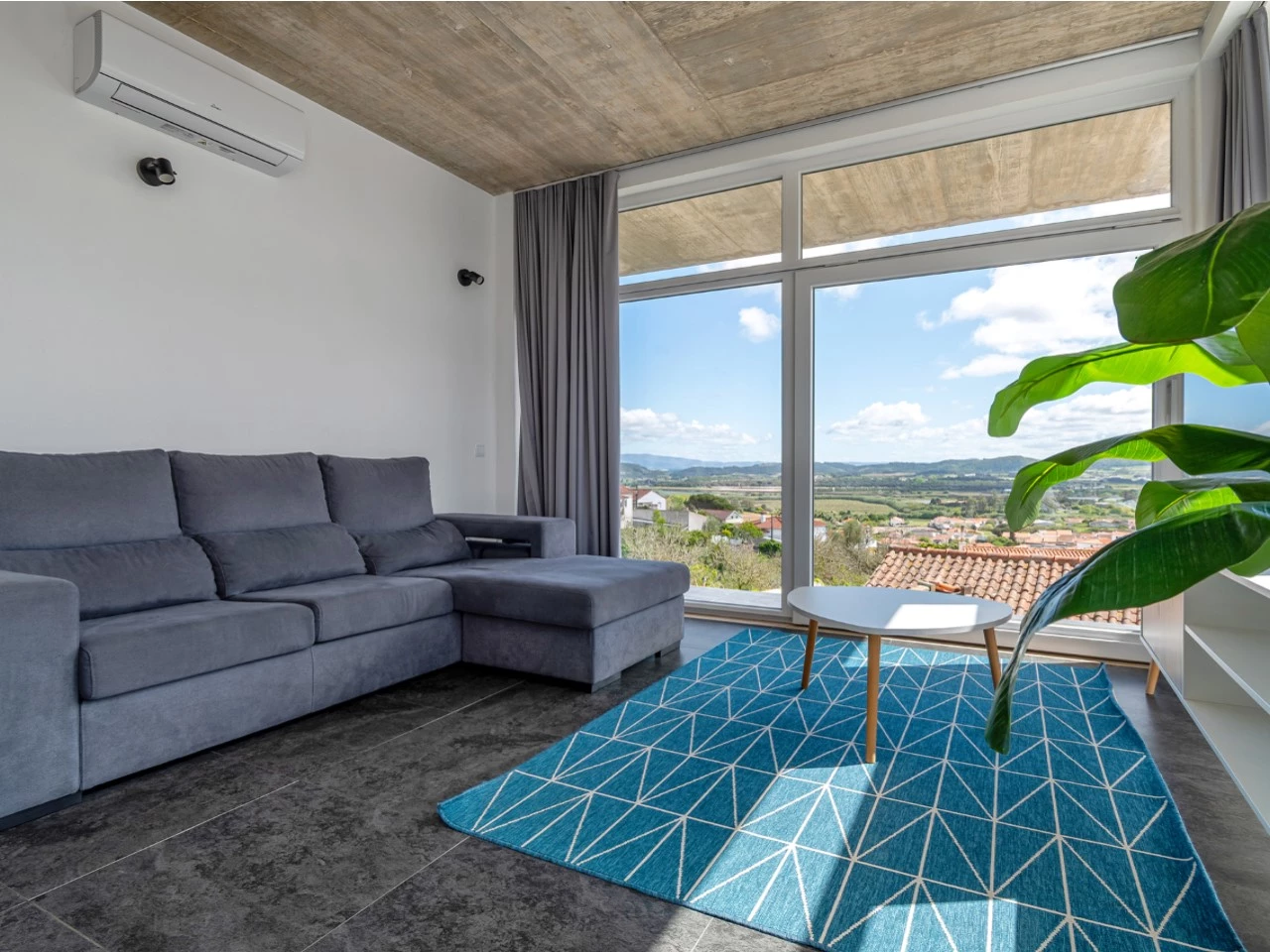 ID535f9a01-0000-0500-0000-0000157a084e.jpg Moradia bifamiliar com duas frações T2, rooftop com piscina e uma vista para a Serra do Montejunto