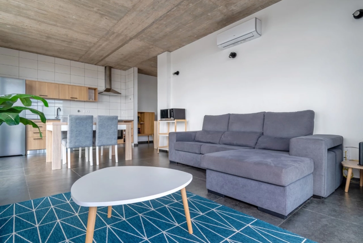Moradia bifamiliar com duas frações T2, rooftop com piscina e uma vista para a Serra do Montejunto