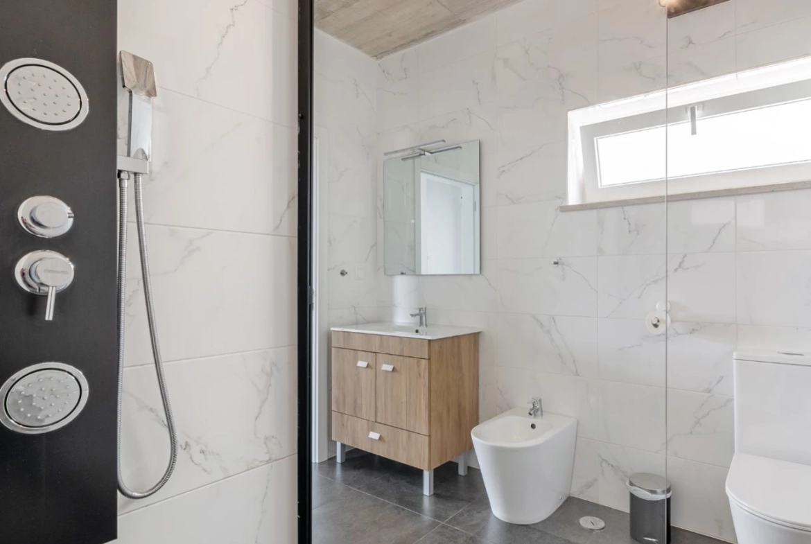 Moradia bifamiliar com duas frações T2, rooftop com piscina e uma vista para a Serra do Montejunto