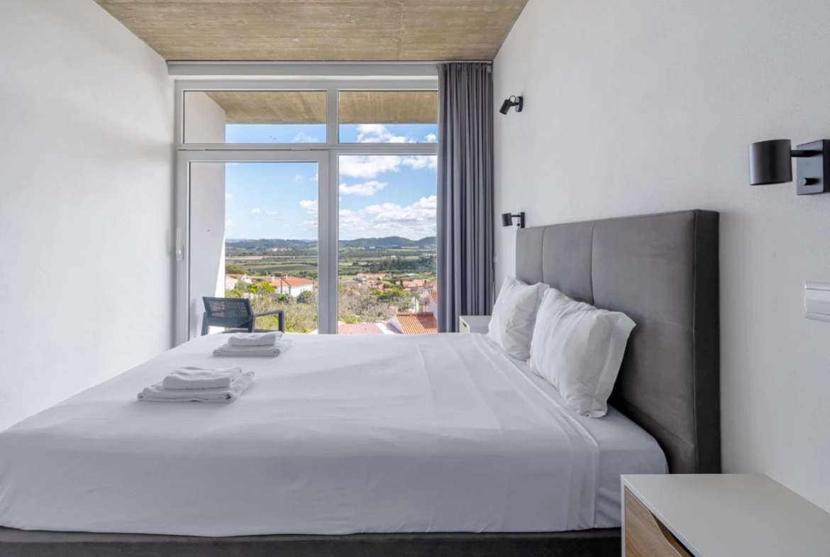 Moradia bifamiliar com duas frações T2, rooftop com piscina e uma vista para a Serra do Montejunto