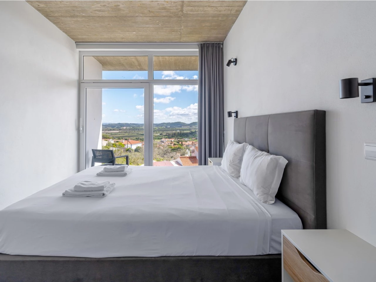 ID535f9a01-0000-0500-0000-0000157a0854.jpg Moradia bifamiliar com duas frações T2, rooftop com piscina e uma vista para a Serra do Montejunto