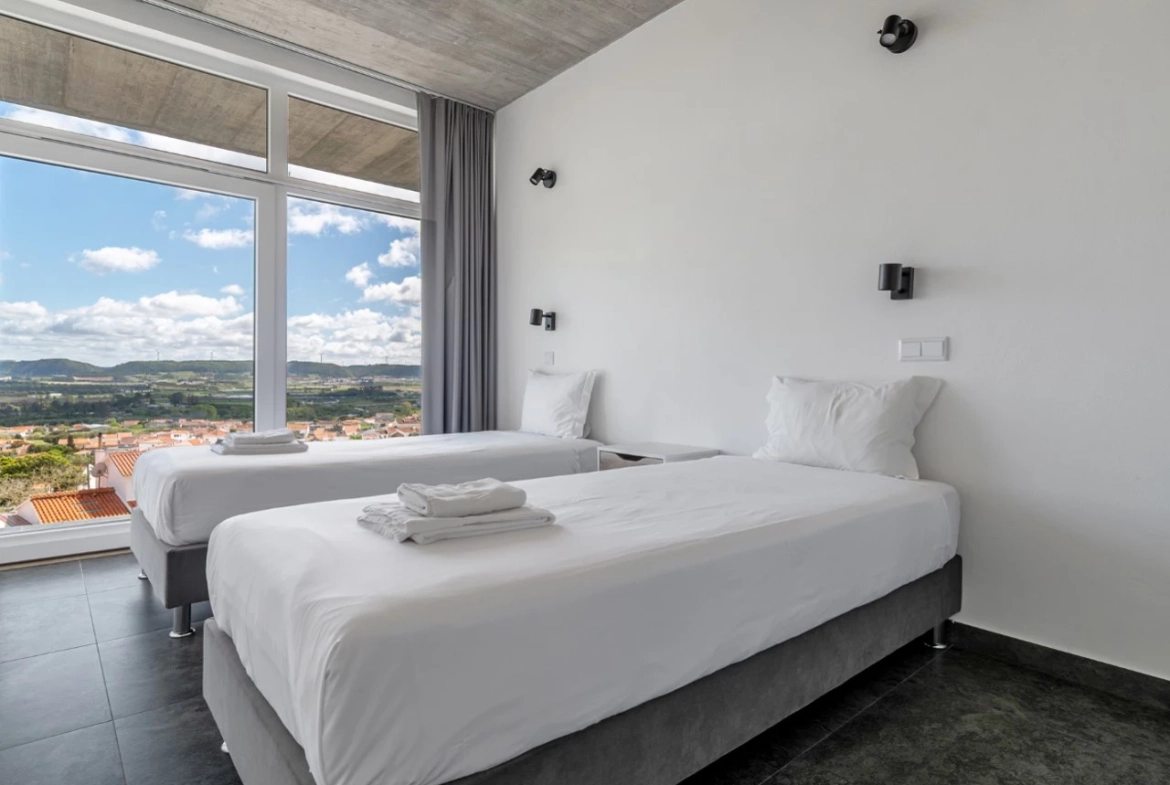 Moradia bifamiliar com duas frações T2, rooftop com piscina e uma vista para a Serra do Montejunto