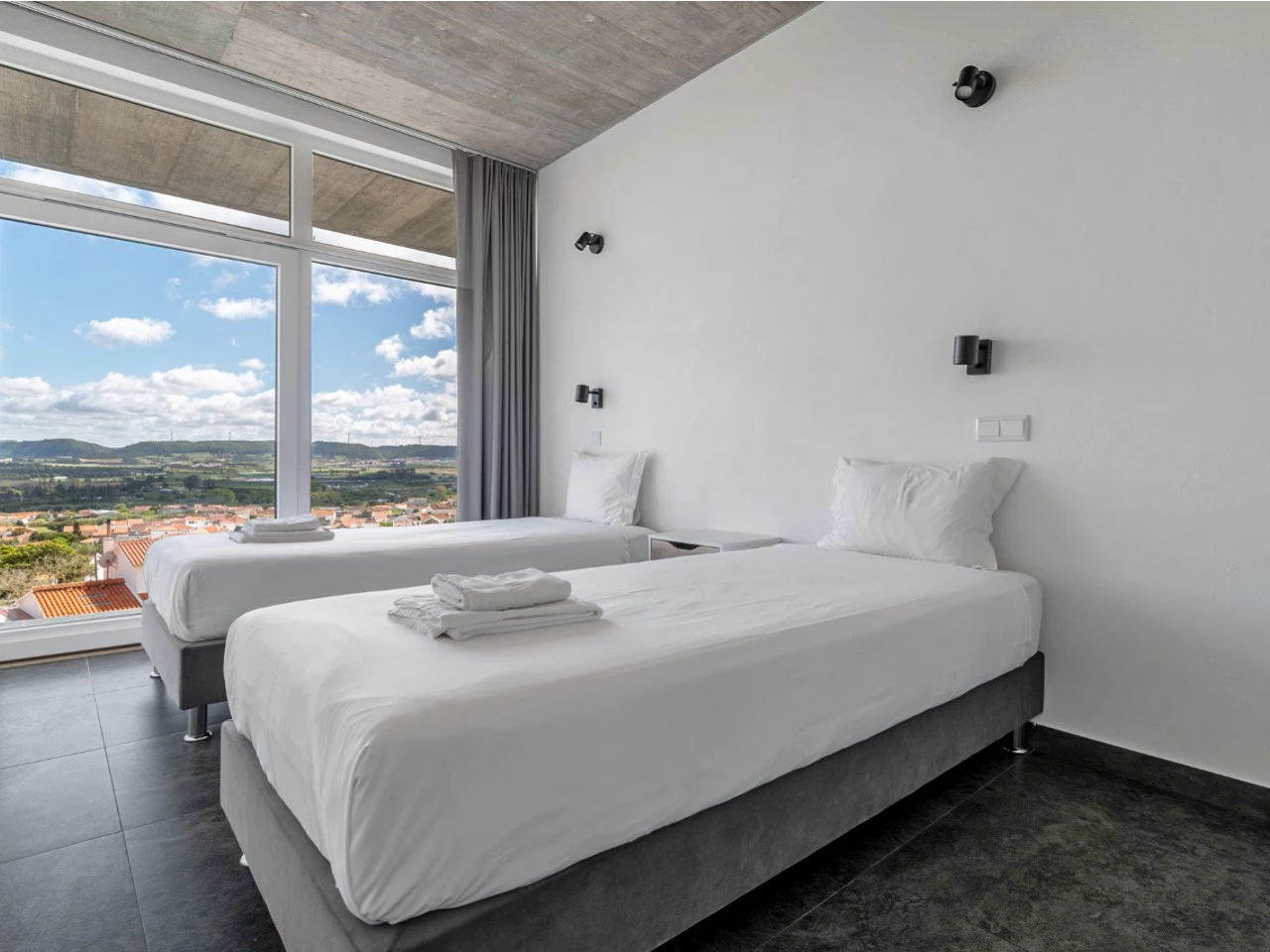 ID535f9a01-0000-0500-0000-0000157a0855.jpg Moradia bifamiliar com duas frações T2, rooftop com piscina e uma vista para a Serra do Montejunto
