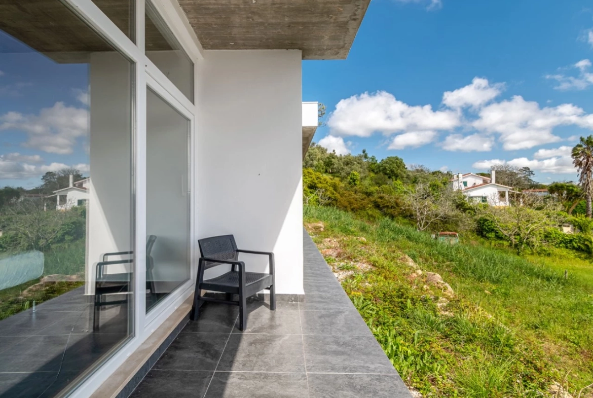 Moradia bifamiliar com duas frações T2, rooftop com piscina e uma vista para a Serra do Montejunto